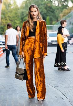 The Best Velvet Pieces To Wear For Fall Stil Boho, Velvet Clothes, Velvet Suit, Lil Pump, Milano Fashion Week, Looks Street Style, Winter Trends, Cool Street Fashion, Street Style Looks