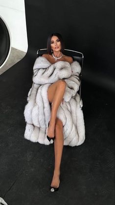 Fur Coat Photoshoot, New Year Photoshoot, 21st Birthday Photoshoot, Beautiful Photoshoot Ideas, Creative Photoshoot Ideas, Glam Photoshoot, Fun Photoshoot, Photoshoot Themes, Model Poses Photography