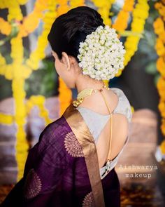 Gajra Hairstyle, South Indian Wedding Hairstyles, Saree Hairstyles, Silver Blouse