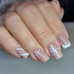 Christmas Nude Nail Designs, White And Nude Christmas Nails, White Short Christmas Nails, Festive Christmas Nails Red, Short Christmas Nails 2023, Nude Christmas Nails Short, Christmas Nails Beige, Short Nails Christmas Designs Simple, Christmas Nails Nude Colors