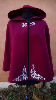 Short Burgundy Cape With Silver Appliqués. Steampunk Style | Etsy Elven Cosplay, Cosplay Cape, Mode Steampunk, Capes For Kids, Silver Shorts, Black Cape, Medieval Costume, Steampunk Style, Medieval Fashion