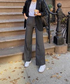 —@emmahonohan - Dressing up for my coffee runs now☕️#reebok make for the best comfy casual look #ClubC #ad Reebok Classic Leather Sneakers Outfit, Classic Reebok Shoes Outfit, Reebok Outfits