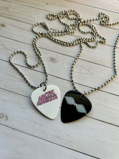 Artic Monkeys Necklace, Arctic Monkeys Guitar Pick, Guitar Picks Necklace, Guitar Pick Necklace Diy, Arctic Monkeys Necklace, Arctic Monkeys Jewelry, Guitar Picks Aesthetic, Grunge Gifts Ideas, Arctic Monkeys Bracelet