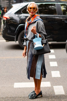 Photographer: Karya Schanilec Grece Ghanem, Study Outfit, Fun Outfits, Drawing Studies, Paris Fashion Week Street Style, Fashion Icon, Fashion Week Street Style, Oversized Sunglasses, Apartment Living