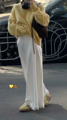 @breiigonzalez Warm Color Outfits, Color Outfit Ideas, Yellow Sweater Outfit, One Color Outfit, Color Outfits, Muslim Outfits Casual, Sweater Outfit, Muslim Outfits, Yellow Sweater