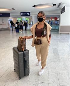 Aesthetic & Trendy Airport Outfits Ideas Comfy Airport Outfit Summer, Casual Airport Outfit, Airport Outfit Spring, Airport Outfit Comfy, Comfortable Airport Outfit, Airport Outfit Winter, Cute Airport Outfit, Comfy Airport Outfit, Airport Outfit Summer