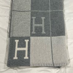 Beautiful Giant Hermes Throw Blanket. Luxurious And Soft Composition: 90% Merino Wool And 10% Cashmere. Measures Approximately 53" X 67" Create A Flawless Iconic Hermes Look For Any Room. Hermes Throw Blanket, Hermes Pillow, Hermes Blanket, Hermes Store, Cashmere Throw Blanket, Silk Scarf Wrap, Cashmere Throw, Light Gray Color, Twilly Scarf