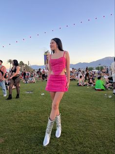 Ig:salmaximenaa pink outfit pink Coachella outfit glitter outfit Pink Music Festival Outfit, Neon Pink Festival Outfit, Coachella Outfit Glitter, Festival Outfits Pink, Pink Concert Outfit Ideas, Pink Concert Outfit, Pop Concert Outfit