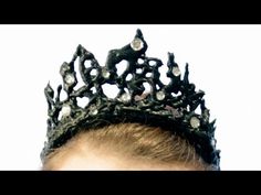 DIY BLACK SWAN CROWN - YouTube Black Swan Headpiece, Black Swan Crown, Closet Costumes, Swan Crown, Swan Costume, Crown Tutorial, Melted Metal, Sibling Costume, Ballet Headpieces