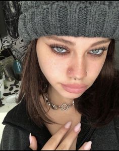 Everyday Clean Makeup, Sleep Makeup Look, Dirty Girl Makeup Aesthetic, Tired Girl Makeup Natural, Clean Grunge Makeup, Tired Looking Makeup, Sleepy Girl Makeup, Lazy Makeup Look, Messy Makeup Grunge