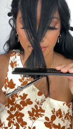 This is a guide on how to cut long curtain bangs. Learn a simple curtain bang hack in this quick tutorial. Diy Face Framing Layers, Medium Black Hairstyles, Hair Styles Hacks, Cut Side Bangs, Ponytail Face Framing, Bangs With Layers Face Framing, Medium Hair Face Framing, Brown Blonde Highlights, Blonde Face Framing