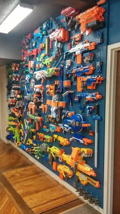 Gamer Rum, Nerf Wall, Boy Bedroom Design, Video Game Rooms, Gamer Room, Toy Rooms, Game Room Design, Big Boy Room, Game Room Decor