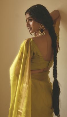 Women In Saree Aesthetic, Saree Back Pose Ideas, Fashionable Saree Blouse Designs, Saree Poses, Simple Sarees, Desi Fashion Casual, Indian Photoshoot, Indian Dresses Traditional, Saree Photoshoot