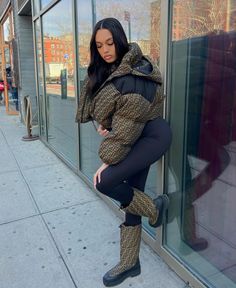 Fendi Coat Outfit, Nyc Baddie Outfits, Winter Outfits Baddie Snow, Baddie Moon Boots Outfit, Boujee Ski Outfit, Baddie Winter Fits Nyc, Winter Streetwear Fur Coat With Long Sleeves, Fendi Outfits