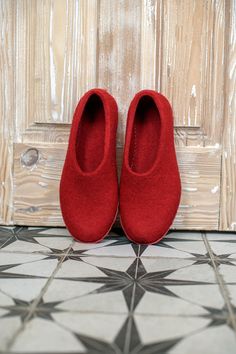 These no heel women wool slippers are  made in 100% natural felted wool. They feature durable non slip soles.  BureBure is a family owned enterprise founded in an organic sheep farmstead in Lithuania, Northern Europe. Based on European wool felting traditions, BureBure production is 100 % handmade from sustainably sourced, eco-friendly materials.  Natural felted wool prevents sweating and massages the feet. Because of the insulation of wool fibers feet remain cool on a hot day and warm on a cool day. CHOOSE SOLES.  1) Non slip natural latex. To be worn indoor. 2) 2-layered soles, handmade from recycled leather/suede and cork. To be worn indoor and outdoor when it is dry weather. 3)Rubber soles. To be worn indoor and outdoor. ECO FRIENDLY PACKAGES. We save Earth as well as your finances. We Bedroom Slippers, Wool Felting, Felted Slippers, Wool Slippers, Boiled Wool, Hot Day, Recycled Leather, Northern Europe, Linen Bag