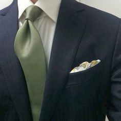 Pocket Square Pattern, Lauren Asher, A Man In A Suit, Man In A Suit, Gq Style, Mens Fashion Blog, Navy Suit, Sharp Dressed Man, Green Tie