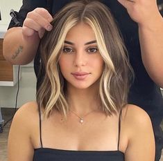 Short Natural Hair Color Ideas, Short Hair With Blonde Money Pieces, Brown Lob With Money Piece, Blond Money Piece Short Hair, Money Piece Long Bob, Ash Brown Short Hair With Highlights, Bob Hairstyles With Money Pieces, Dark Hair Color Ideas Short Hair, Trendy Highlights For Short Hair