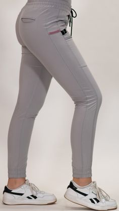 PANTALON QUIRURGICO SOLO FILIPINA SE VENDE POR SEPARADO ¡Descubre la comodidad y practicidad del Jogger Antifluido Dama 300 en color Gris Perla! Fabricado con un material stretch, este pantalón te garantiza libertad de movimiento. Además, su tecnología antifluido te mantendrá protegido durante todo el día. ¡Un Scrub funcional que no puedes dejar pasar! Pantalón quirúrgico para dama estilo Jogger Confeccionado en materiales de excelente calidad con una composición de 71% Poliéster/ 23% Viscosa/ 6 Scrubs, Color