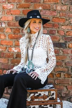 Country Blouses For Women, Western Stylish Outfits, Summer Western Outfits For Women Over 40, Work Outfits With Cowboy Boots, Womens Western Outfits Classy, Rodeo Gala Outfit, Texas Womens Fashion