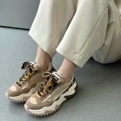 Fur Boots Women, Outfit Inspo Spring, Autumn Shoes Women, Female Shoes, Spring Break Outfit, Spring Sneakers, Early Spring Outfits, Casual Flat Shoes, Y2k Outfits