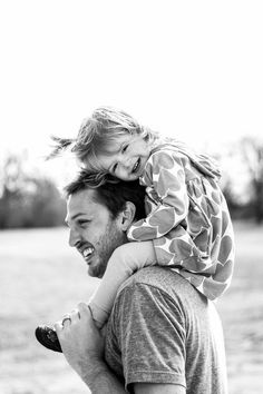 Father Daughter Poses, Toddler Family Photos, Father Daughter Pictures, Daughter Photo Ideas, Daughter Photoshoot