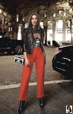 #ConcertOutfithijab #Concerto #de #Ideias #Roupa - Concert outfit ideas Idéias de roupa de concerto... Outfit Pantalon Rojo, Concert Outfit Rock, Rocker Outfit, Look Grunge, Woman In Red, Tokyo Street Fashion, Concert Fashion, Pastel Outfit, Rock Outfit