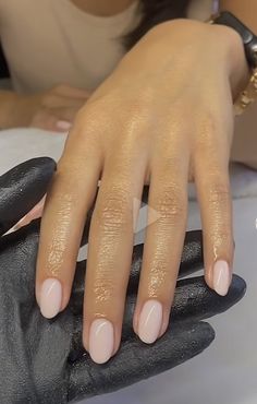 Classic Chic Nails, Gel Nails Mid Length, Elegant Manicure Classy Natural Nails, Manicure Inspiration Short Nails, Short Nail Neutral, Cute Short Nail Colors, Soft Oval Nails, Nude Gel X Nails Almond, Mid Size Nails