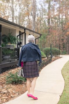 Transform your winter style with a timeless tweed skirt! Pair it with chunky sweaters for a cozy vibe or tailored blouses for a polished look. Add tights and boots to stay warm while looking effortlessly chic. Your winter fashion upgrade starts here! #CozyAndChic #TweedSkirtStyle #WinterLooks