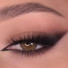 Trucco Smokey Eye, Prom Makeup For Brown Eyes, Black Smokey Eye Makeup, Maquillage Yeux Cut Crease, Black Eye Makeup, Eye Makeup Images, Dark Eye Makeup, Prom Eye Makeup, Black Smokey Eye