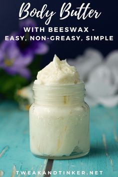 This body butter recipe is so easy and simple to make and feels great on dry skin. You have to try it! Homemade Exfoliator, Săpunuri Handmade, Organic Body Butter, Diy Body Butter, Lotion Recipe, Body Butters Recipe