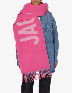 Off White Scarf Outfit, Jacquemus Scarf, White Scarf Outfit, Scarf Outfit Winter, Super Scarf, Red Shop, White Scarves, Fit Board Workouts