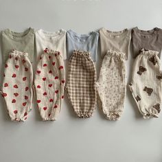 Introduce a hint of sophistication to your little one's wardrobe with our Baby Casual Printed Linen Pants. Crafted from a soft cotton-linen blend, these pants offer both comfort and style. Perfect for any casual outing, they feature an adjustable waistband and a comfortable fit for your baby. Features Material: 95% Cotton, 5% Linen Color: Available in various colors Closure: Elastic waistband for easy wear Care Instructions: Machine wash cold, tumble dry low Size Guide Size Height (in) Weight (k Printed Linen Pants, Flower Colour, Haine Diy, Casual Linen Pants, Grayish Green, Color Cartoon, Cartoon Flower, Newborn Gown, Mode Chanel