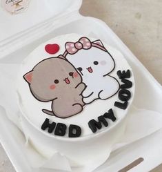 there is a cake with two cats on it