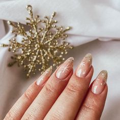 Gold Holiday Nails, Beige Nails Design, Nail Art Noel, Ombre Nails Glitter, Gold Nail, Glow Nails, Snowflake Nails, Nails 2023