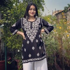 Short Kurti Designs, Black Kurti, Simple Dress Casual, Stylish Outfits Casual, Stylish Kurtis Design, Trendy Outfits Indian, Short Kurti, Pakistani Fashion Casual, Casual Indian Fashion