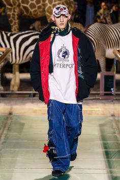 Vetements Fall 2019 Menswear Fashion Show Collection Clothes Ideas Men, 90s Underground, Mens Runway, Coat Styles, Street Grunge, Baggy Clothes, Vogue Germany, Mens Fashion Week