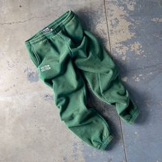 Stone washed luxury cotton / polyester blend constructed with a fleece liner that delivers a relaxed fit and insanely soft feel. Relaxed True to Size Fit 2-inch elastic ribbed waist band Elastic cuffed ribbed ankles Rope internal drawcord (2) side pockets (1) back pocket Waist Band, Male Model, Sweatpants, Relaxed Fit, Elastic, Band, Stone, Green, How To Wear