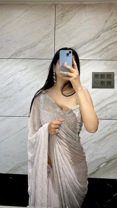 Saree Aesthetic Photo, Saree Looks Aesthetic, Saree Photo Ideas, Poses In Saree, Aesthetic Saree, Saree Aesthetic, Simple Saree Designs, Fashionable Saree Blouse Designs, Fancy Sarees Party Wear