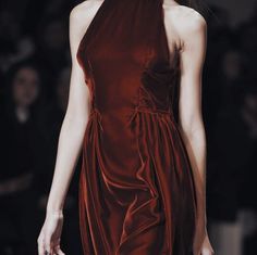 red velvet dress Special Dress, Instagram Outfits, Vestidos Vintage, Mode Inspo, Fashion Mode, Looks Vintage, Fancy Dresses, Beautiful Fashion, London Fashion Week