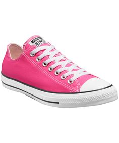 Ces chaussures de sport basses de Converse en toile sont offertes en un magnifique rose foncé. Elles vous procurent le confort autant qu'une fière allure grâce au rembourrage OrtholiteMD. Vous pourrez donc rester debout toute la journée. Hot Pink Converse, All Star Sneakers, Converse Low Tops, Top Sneakers Women, Shoes Sale, Rubber Shoes, Star Sneakers