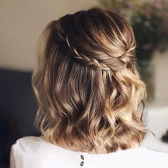 30 Chic Bridal Hairstyles for Short Hair - Inspire Your Dream Look - divagaze.com Half Up Short Bridal Hair, Wedding Hairstyles For Short Hair Braid, Wedding Hairstyle Shoulder Length, Wedding Guest Hair Short Length, Short Hair Dos For Wedding Guest, Super Short Wedding Hairstyles, Short Hair Styles For Graduation, Hoco Short Hairstyles, Short Hair For Weddings