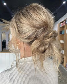 Simple Bridal Hair For Short Hair, Beach Wedding Hairstyles For Long Hair Updo, Youthful Hairstyles, Haircuts For Women Over 50, Messy Updo