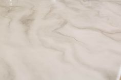 a marble counter top that is white and grey