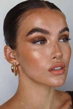 To get this dewy look, prep your look with a primer and give your foundation a glow-up. Use concealer sparingly for a natural look. Add a hint of bronze blush for a fresh complexion. Blend soft, smoky shades for a gentle eye look. Complete with mascara, brushed-up brows, and a neutral lipstick. Makeup Contouring, Drag Make-up, Party Makeup Looks, Fall Makeup Looks, Braut Make-up