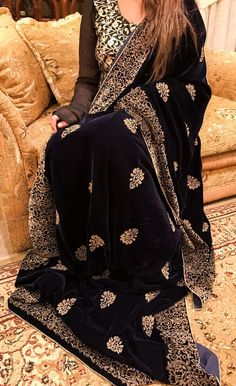 Velvet Shawls Pakistani Bridal, Velvet Shawls Pakistani, Black Velvet Shawl, Shawl Ideas, Velvet Dresses Outfit, Velvet Shawls, Dresses Patterns, Block Printed Suits, Embroidered Shawl