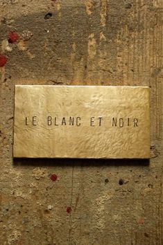 a sign on the side of a building that says, le blanccet noir