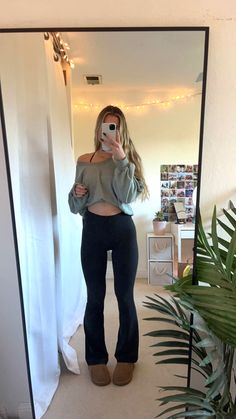 Comfy Wear Aesthetic, Basic Outfit Inspo Casual, Cozy Outfit For School, Cozy Basic Outfits, Bday School Outfit, Cute Outfits Clean Girl, Cute Comfy Outfits With Flare Leggings, Outfit Inspo Flared Leggings, Girly Basic Outfits