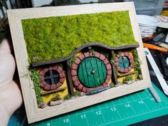 Manualidad inspirada en la casa de Bilbo Bolsón, hecha a mano en un marco de fotos. He utilizado materiales como arcilla, cartón, palos de madera, hierva y plantas artificiales y Foam. Bilbo Baggins House, Casa Do Hobbit, Crafty Witch, Hobbit Door, Casa Hobbit, Polymer Clay Fairy, Bilbo Baggins, Clay Fairies, Hobbit House