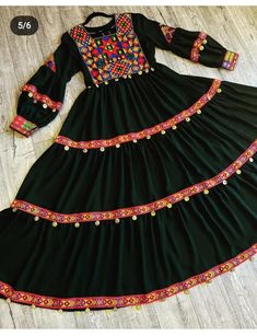 Mehandi Outfits, Afghani Clothes, Stylish Kurtis Design, Velvet Dress Designs, Simple Kurti Designs, Afghan Fashion, Afghan Clothes, Fashion Top Outfits, Modest Dresses Casual