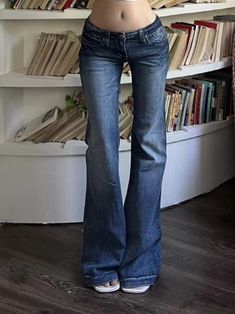 Aesthetic Flare Jeans, 2000 Jeans, Y2k Flare Jeans, Flare Jeans Y2k, Jean Pocket Designs, Baggy Jeans For Women, Stacked Jeans